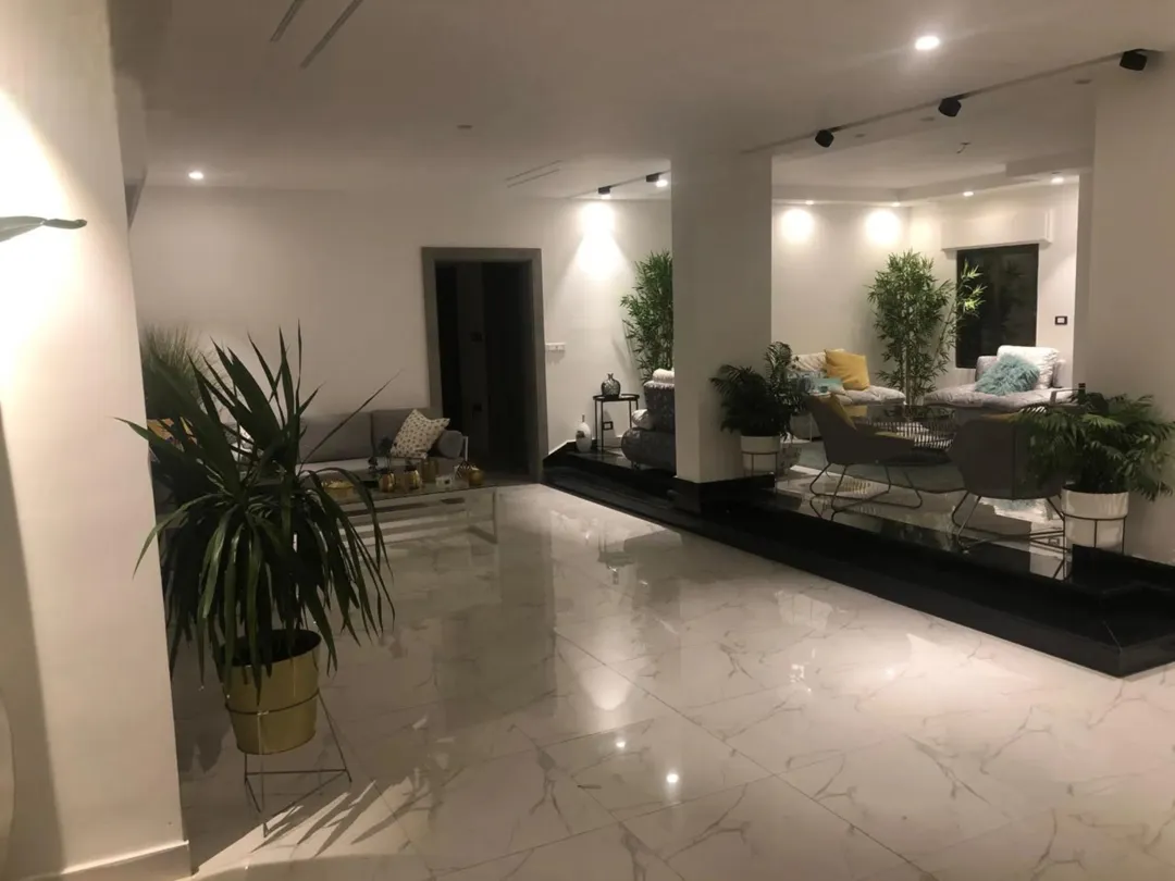 عمارة سكنية في شارع مكة عمارة 4 طوابق للبيع شقق طابقية 250 م2 بالاضافة ل رووف مطل و حديقة كبيرة