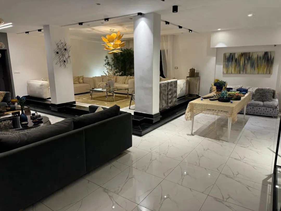 عمارة سكنية في شارع مكة عمارة 4 طوابق للبيع شقق طابقية 250 م2 بالاضافة ل رووف مطل و حديقة كبيرة