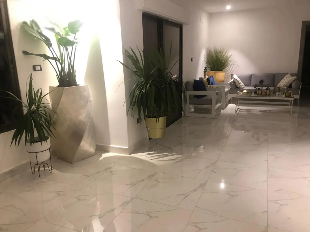 عمارة سكنية في شارع مكة عمارة 4 طوابق للبيع شقق طابقية 250 م2 بالاضافة ل رووف مطل و حديقة كبيرة