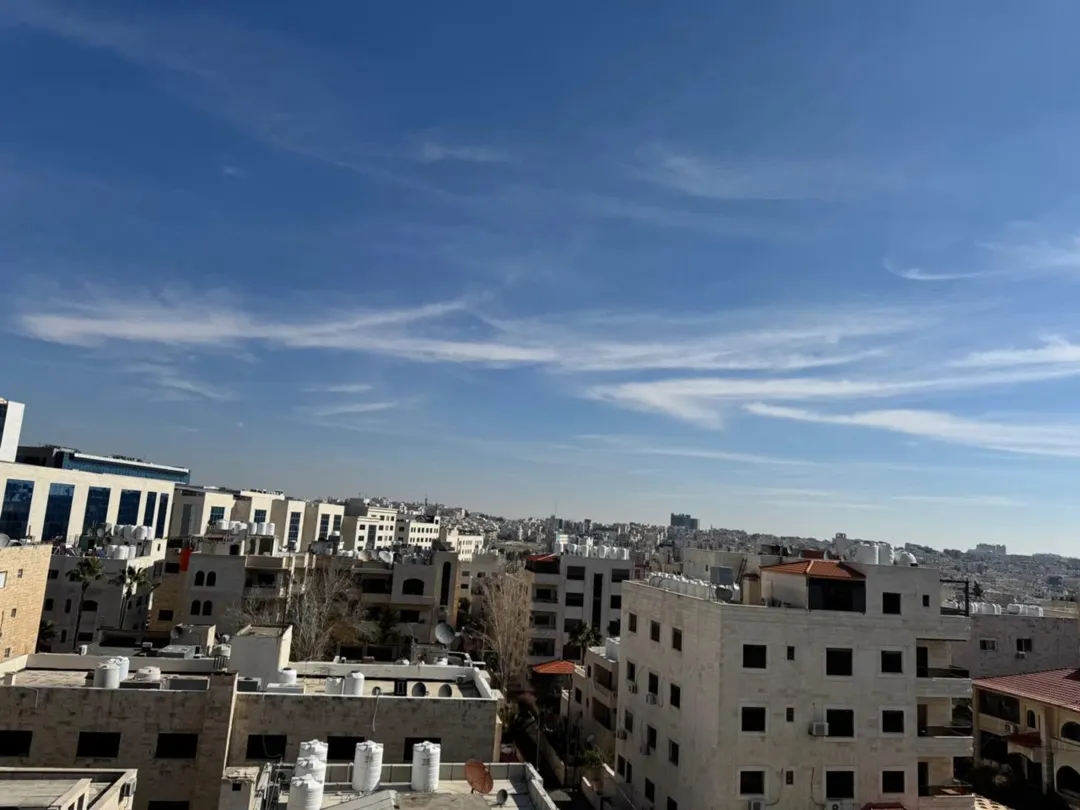 عمارة سكنية في شارع مكة عمارة 4 طوابق للبيع شقق طابقية 250 م2 بالاضافة ل رووف مطل و حديقة كبيرة