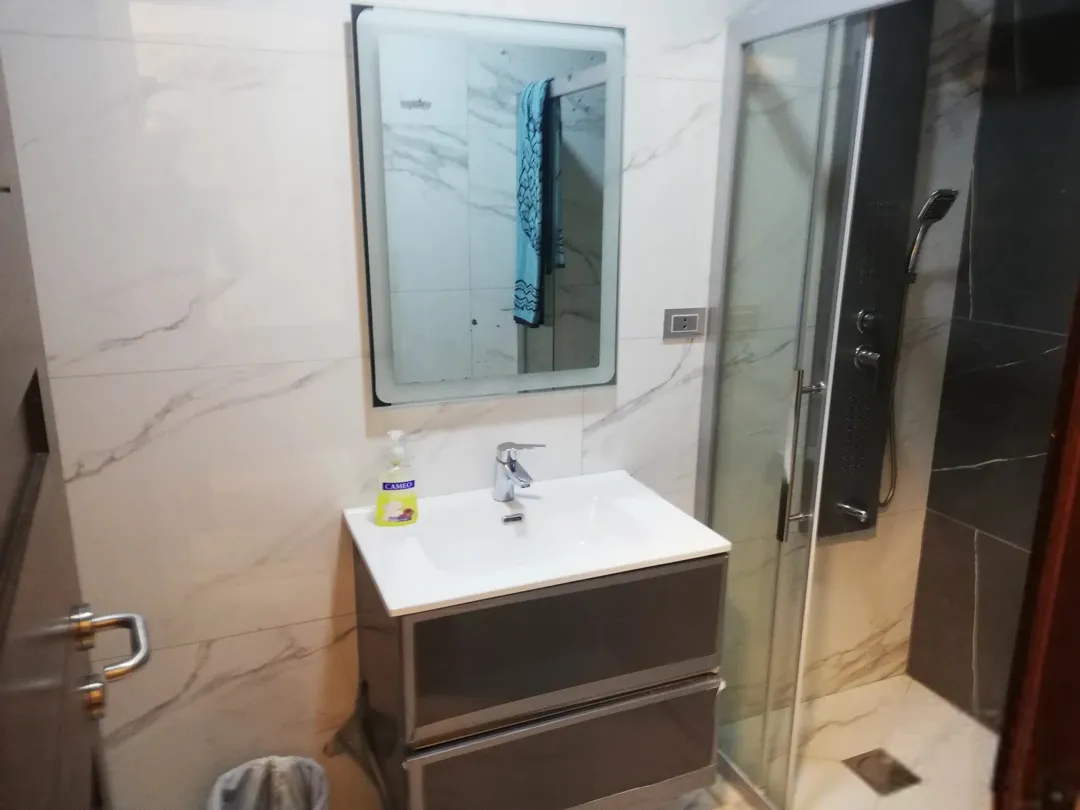 فرصة مميزة للبيع في أرقى مناطق الرابية شقة فاخرة مفروشة بالكامل مع إمكانية التقسيط