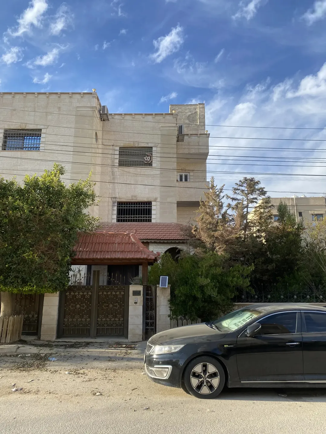 قطعة أرض مميزة 502 متر مربع وبناء 255 متر مربع في زرقاء الجديدة بالقرب من كنيسة الماريوسف