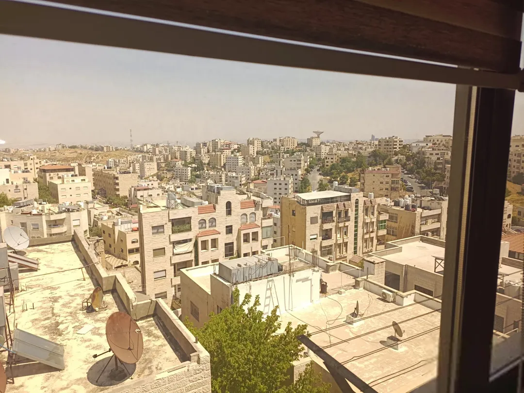 شقة فاخرة في ضاحية الرشيد إطلالة دائمة وموقع متميز