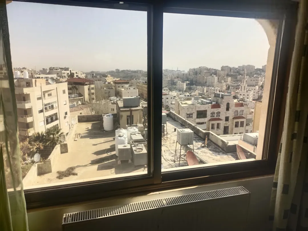 شقة فاخرة في ضاحية الرشيد إطلالة دائمة وموقع متميز