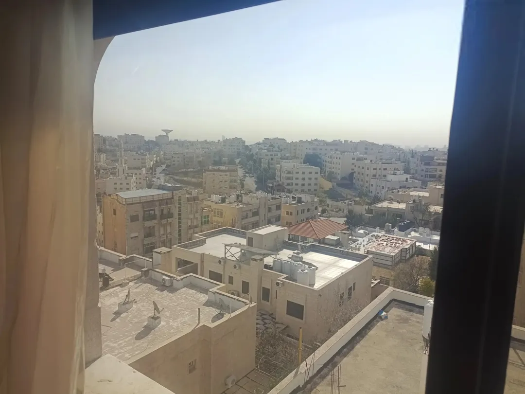 شقة فاخرة في ضاحية الرشيد إطلالة دائمة وموقع متميز