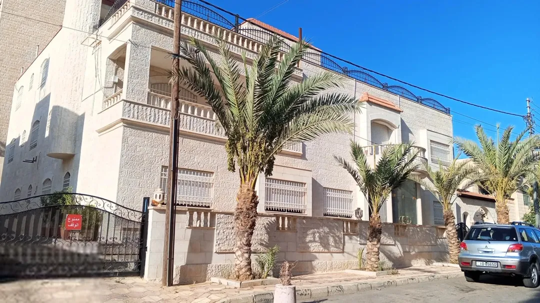 فيلا مميزة للبيع منطقة الجبيهة
