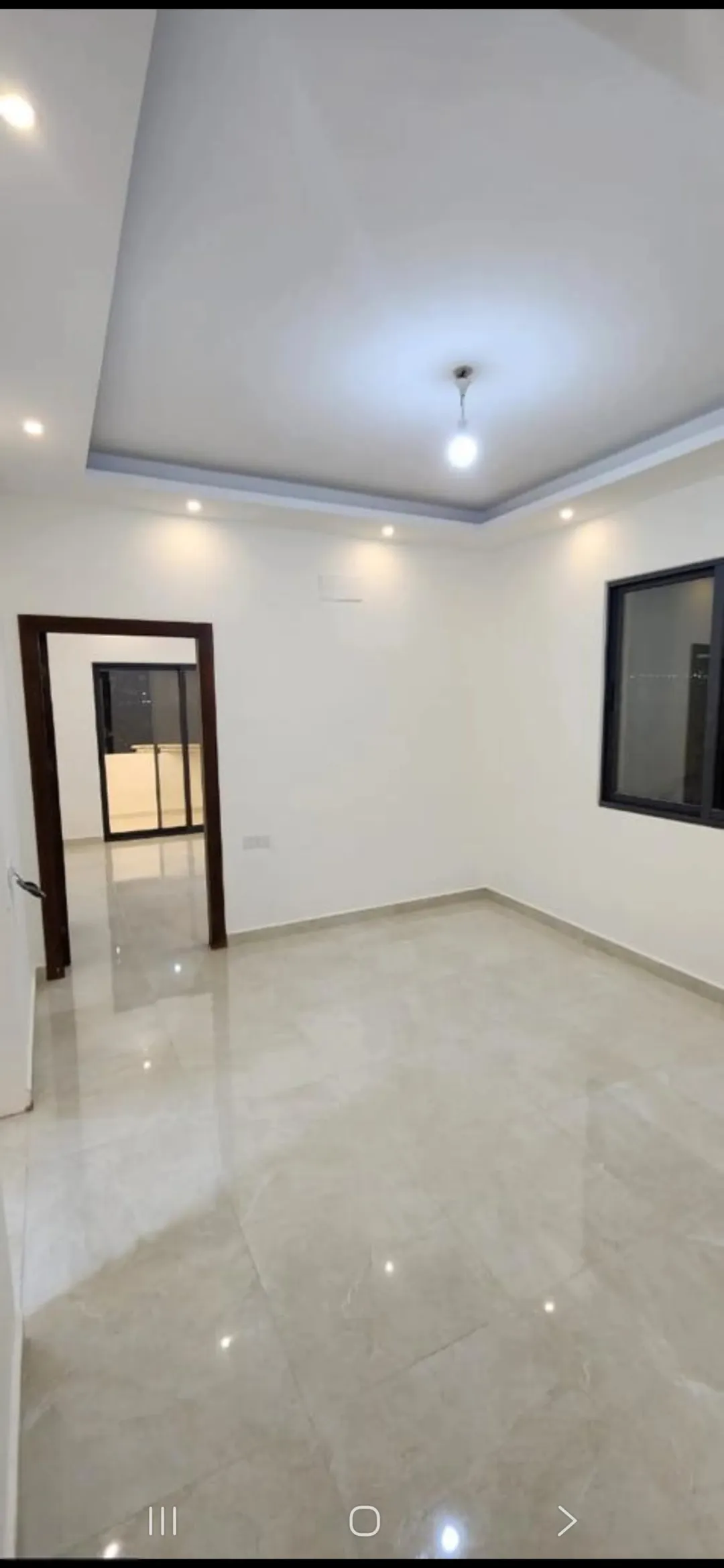 عمارة تجارية مميزة للبيع في منطقة مرجان المهندسين – العقبة تضم 8 محلات و16 ستوديو