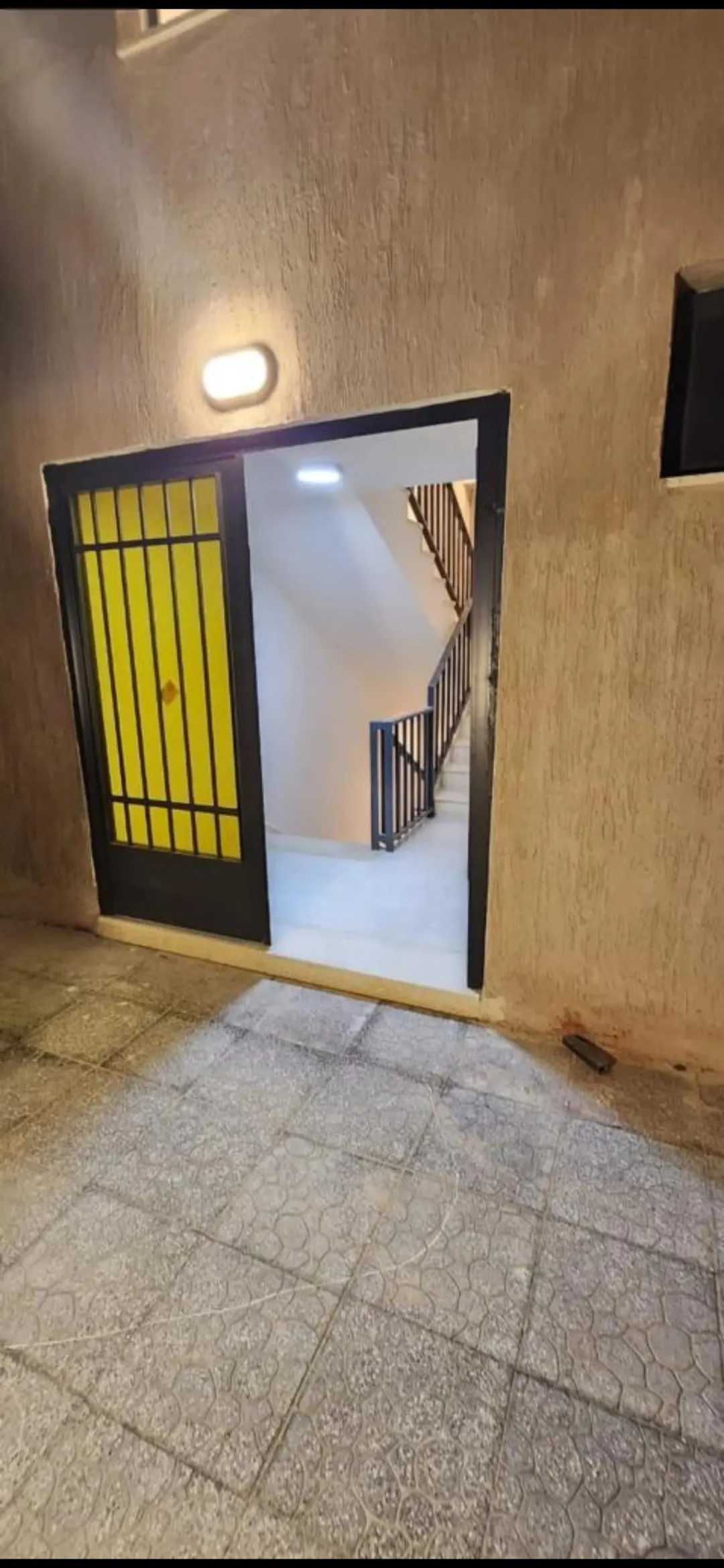 عمارة تجارية مميزة للبيع في منطقة مرجان المهندسين – العقبة تضم 8 محلات و16 ستوديو