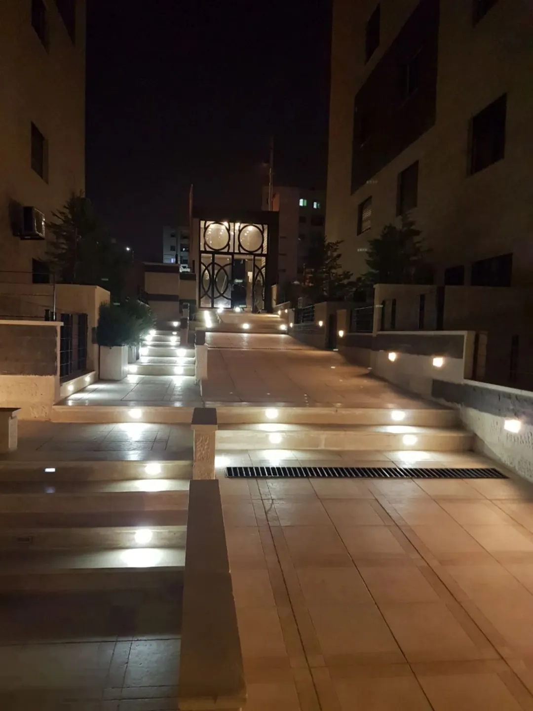 شقة مفروشة فاخرة للإيجار بموقع استراتيجي قرب الجامعة الأردنية