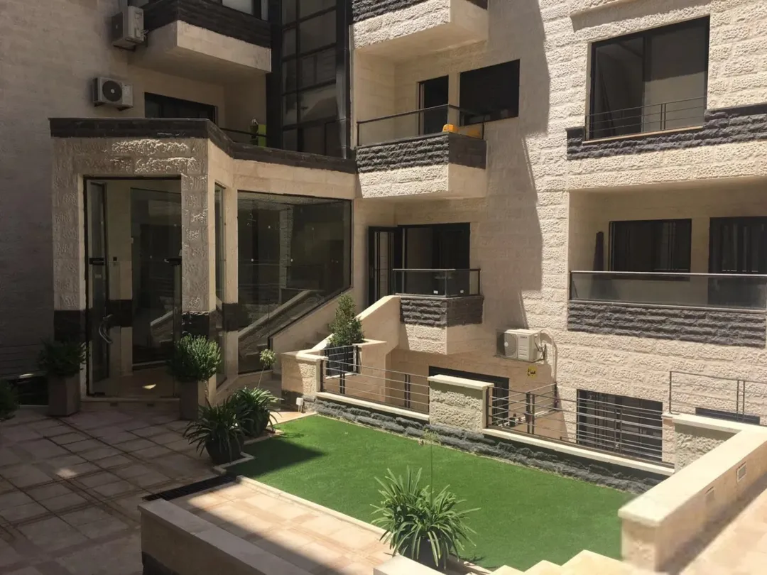 شقة مفروشة فاخرة للإيجار بموقع استراتيجي قرب الجامعة الأردنية | ID 918233