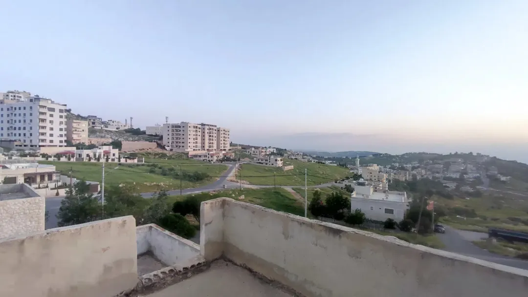 أرض سكنية للبيع في مرج الحمام – موقع مميز وإطلالة مفتوحة