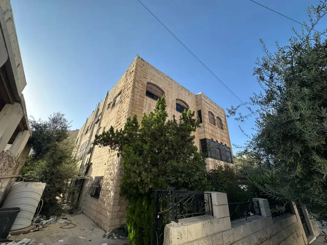 عمارة للبيع 840 م2 في الشميساني – على شارعين