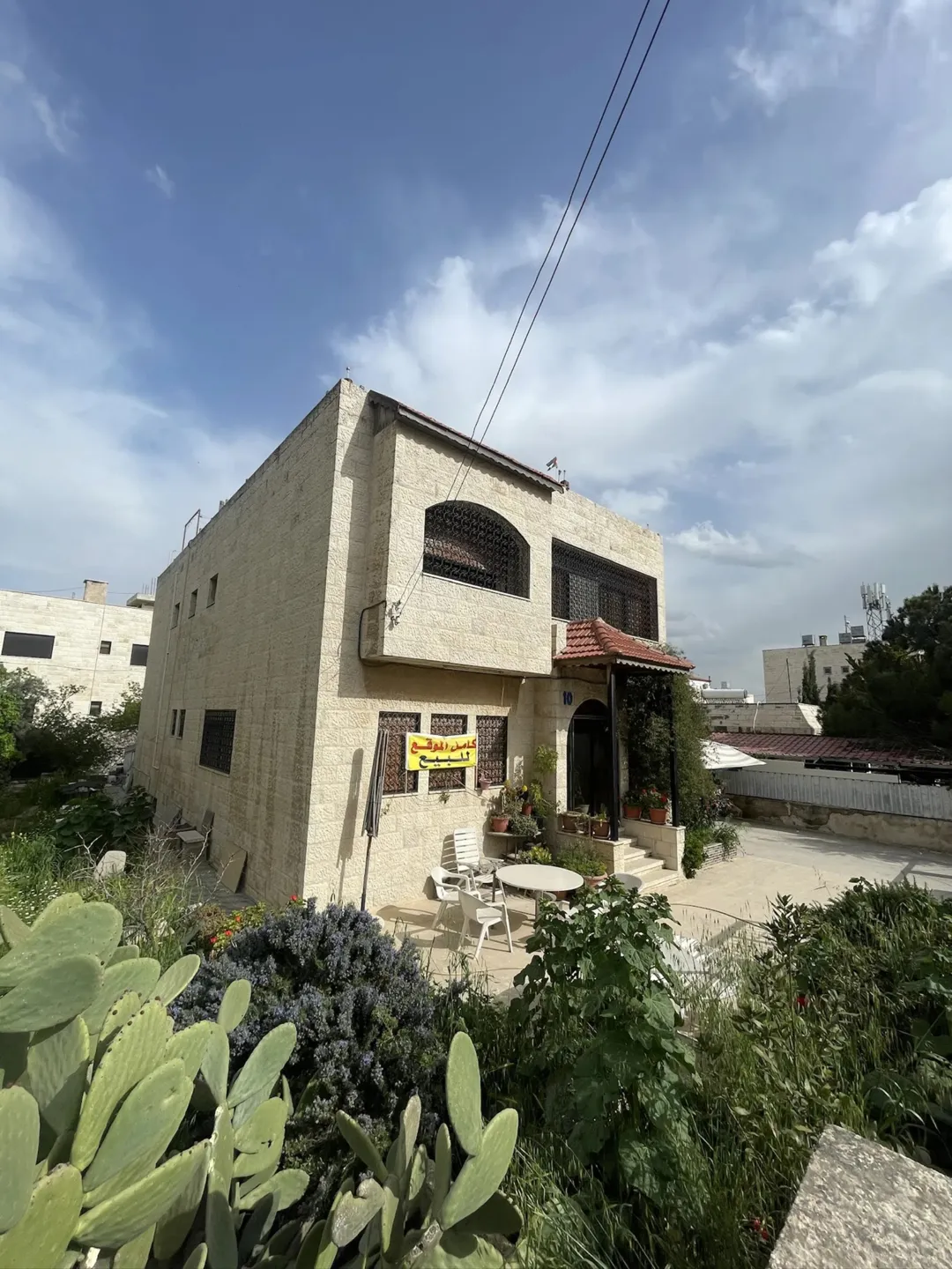أرض سكنية فاخرة مع فيلا للبيع في منطقة خلدا