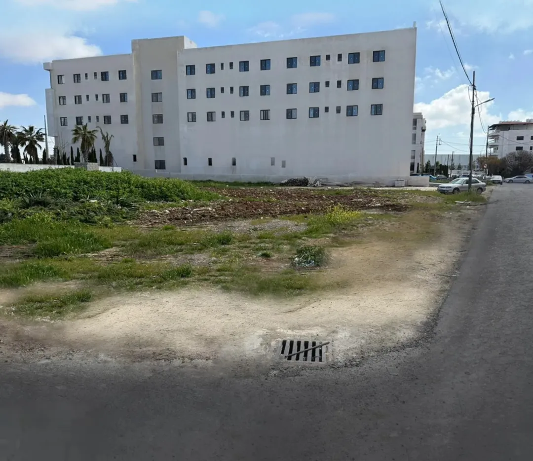 أرض تجارية مميزة للبيع في منطقة الرونق – غرب عمان