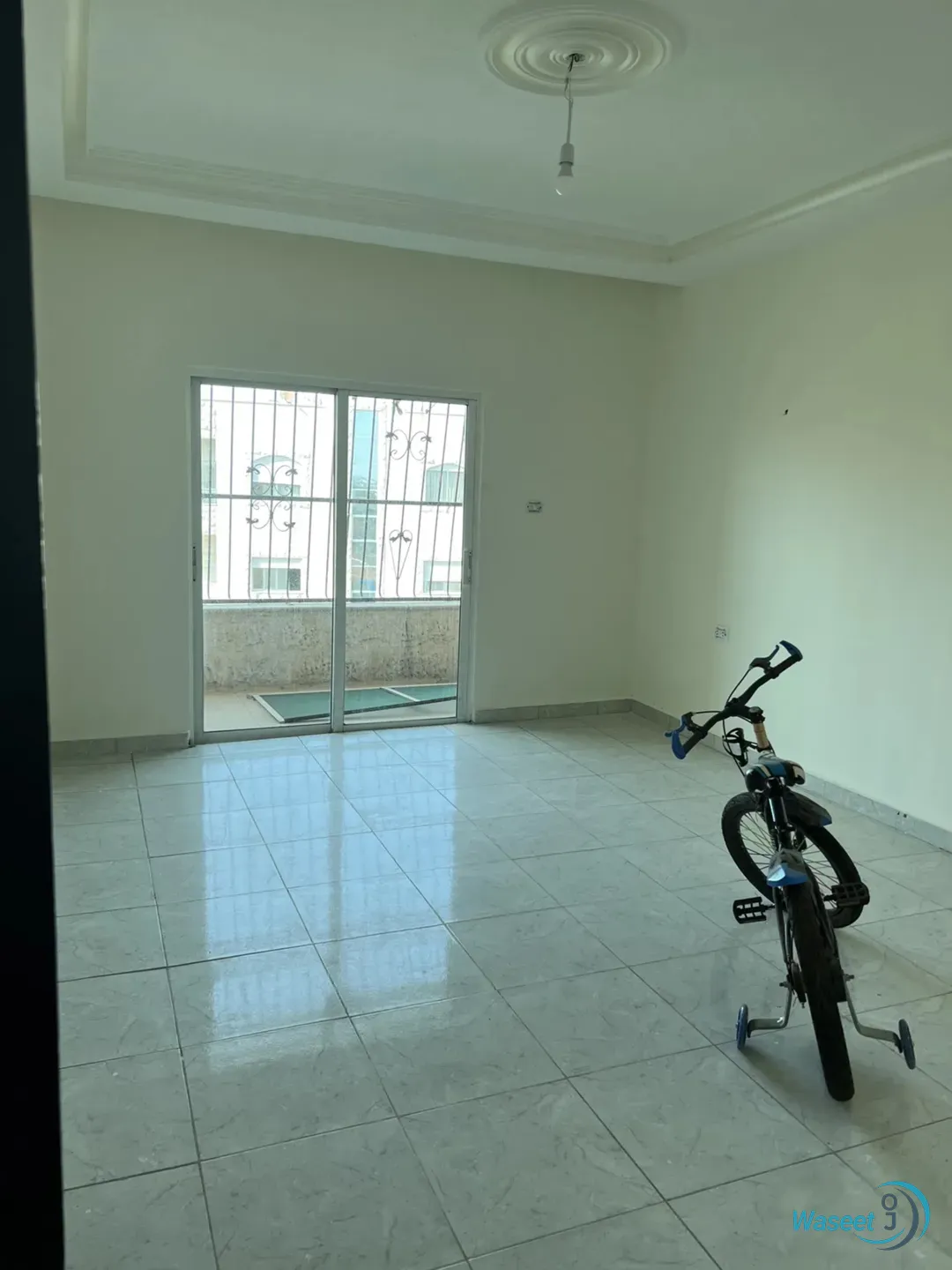 شقة مجددة بالكامل في ضاحية الاستقلال