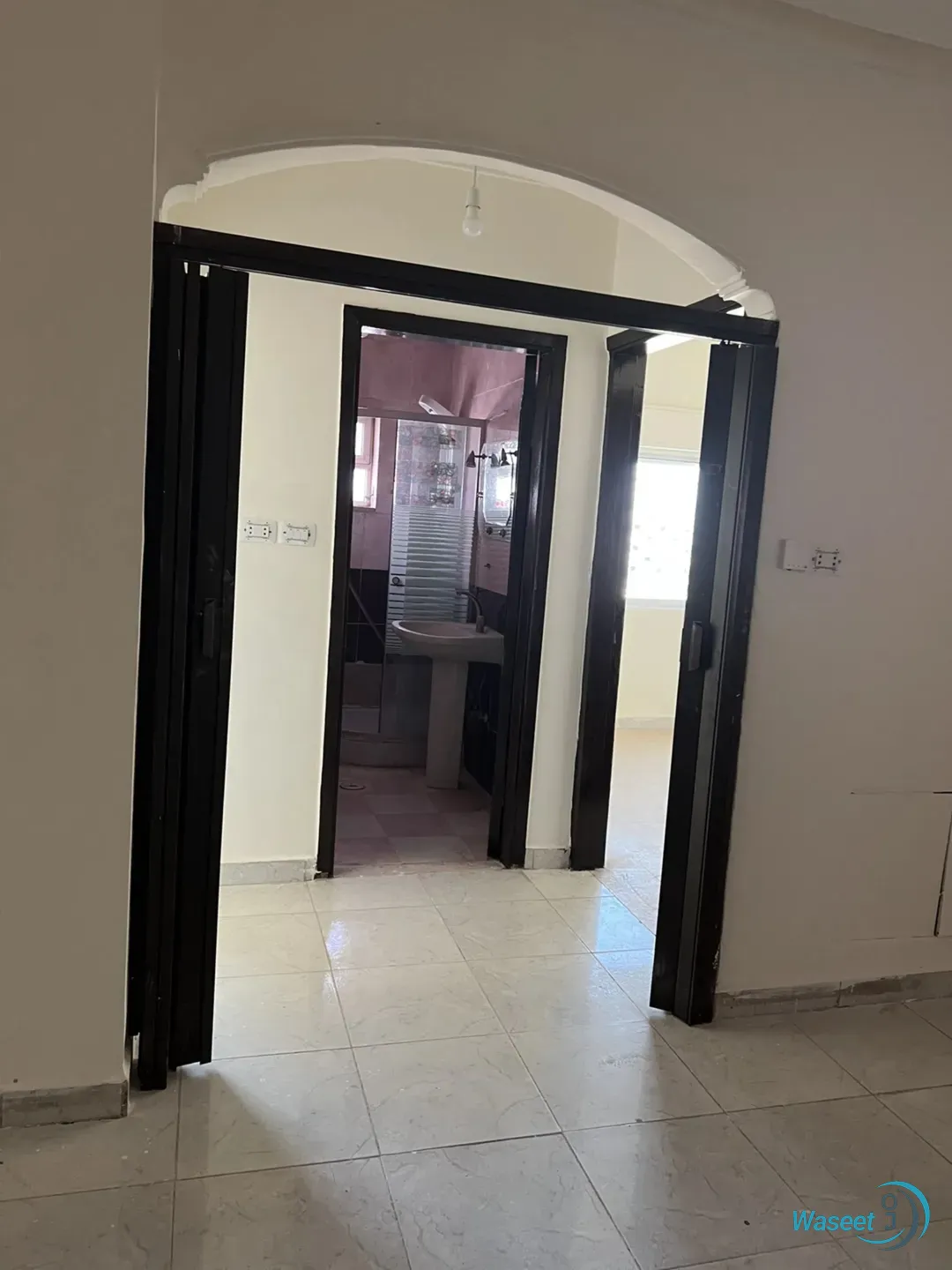 شقة مجددة بالكامل في ضاحية الاستقلال