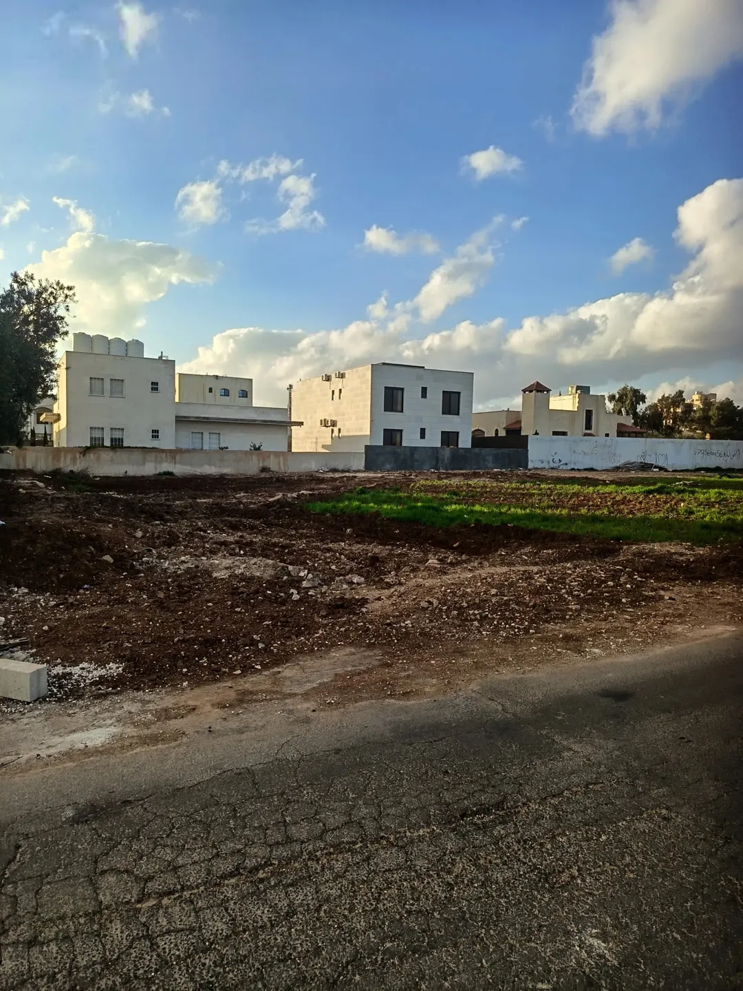 قطعة أرض سكنية مميزة للبيع في إسكان الصيادلة – اليادودة