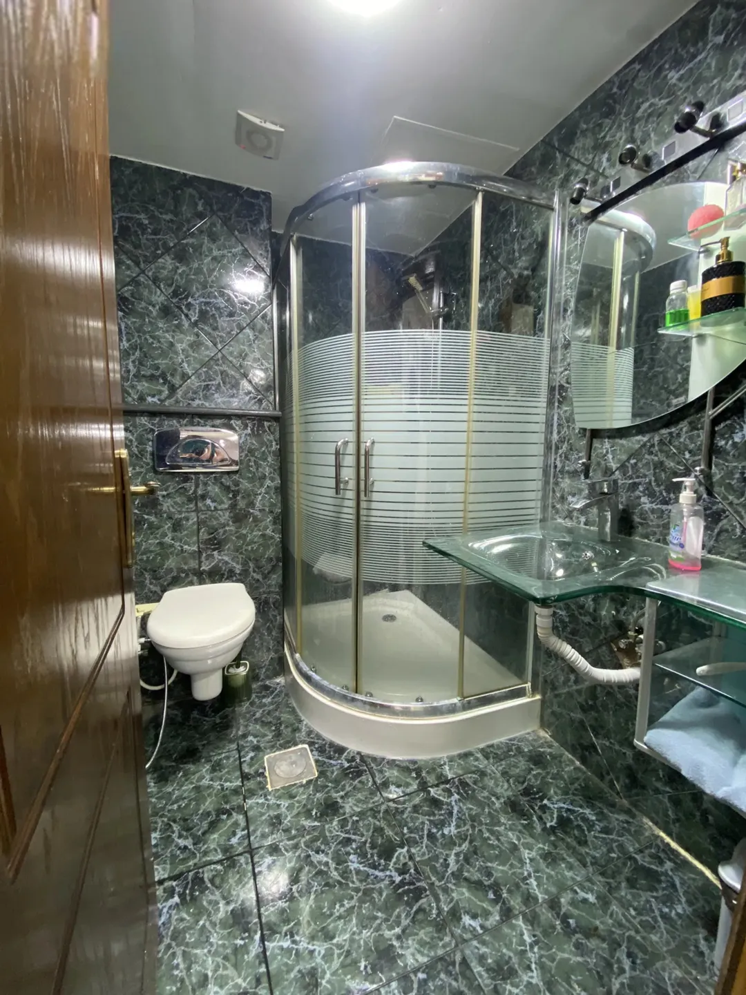 شاليه فاخر على شاطئ البحر الميت في كمباوند أو البدال
