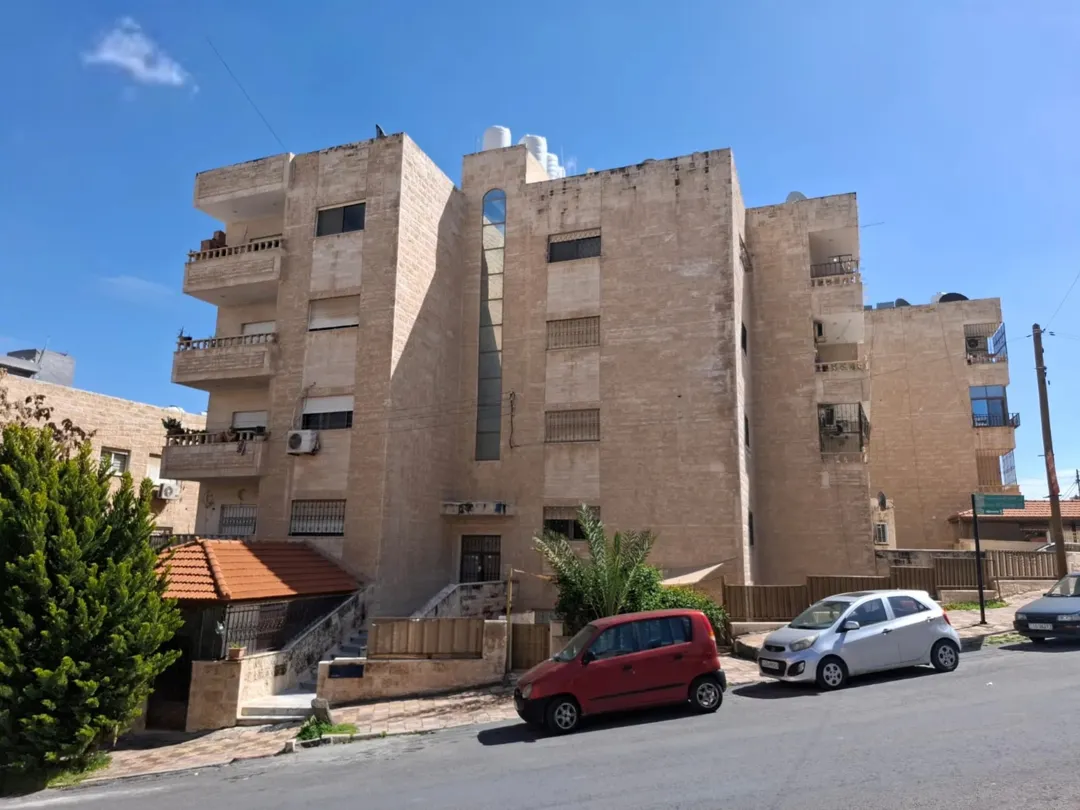 شقة ط3 عرجان قرب مستشفى الرويال وصيدلية يحيى 155 م