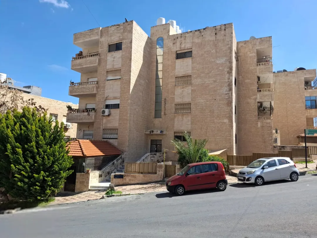 شقة ط3 عرجان قرب مستشفى الرويال وصيدلية يحيى 155 م