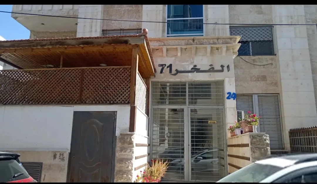 شقة جاردنز من جهة جريدة الدستور غير مسكونة بناء 2014. في موقع متميز للاستثمار او السكن