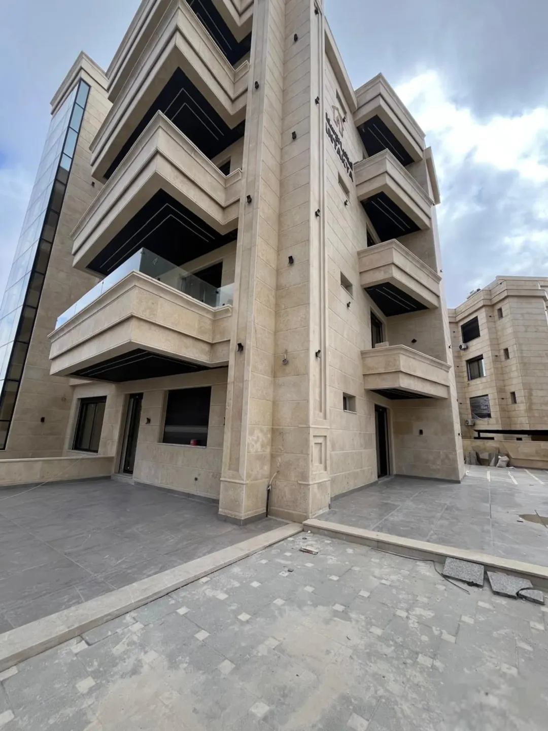 ثالث مع روف في ضاحية النخيل بأفخم التشطيبات الملوكية مع فايربليس راكب
