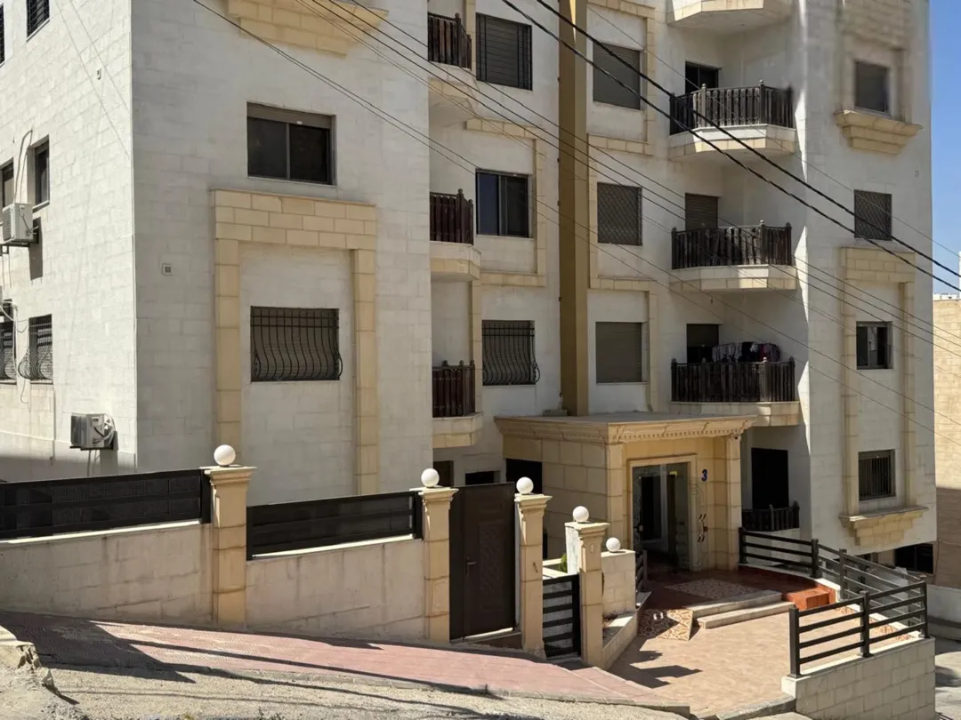 شقة للبيع في ضاحية الرشيد – طابق أرضي معلق بموقع مميز