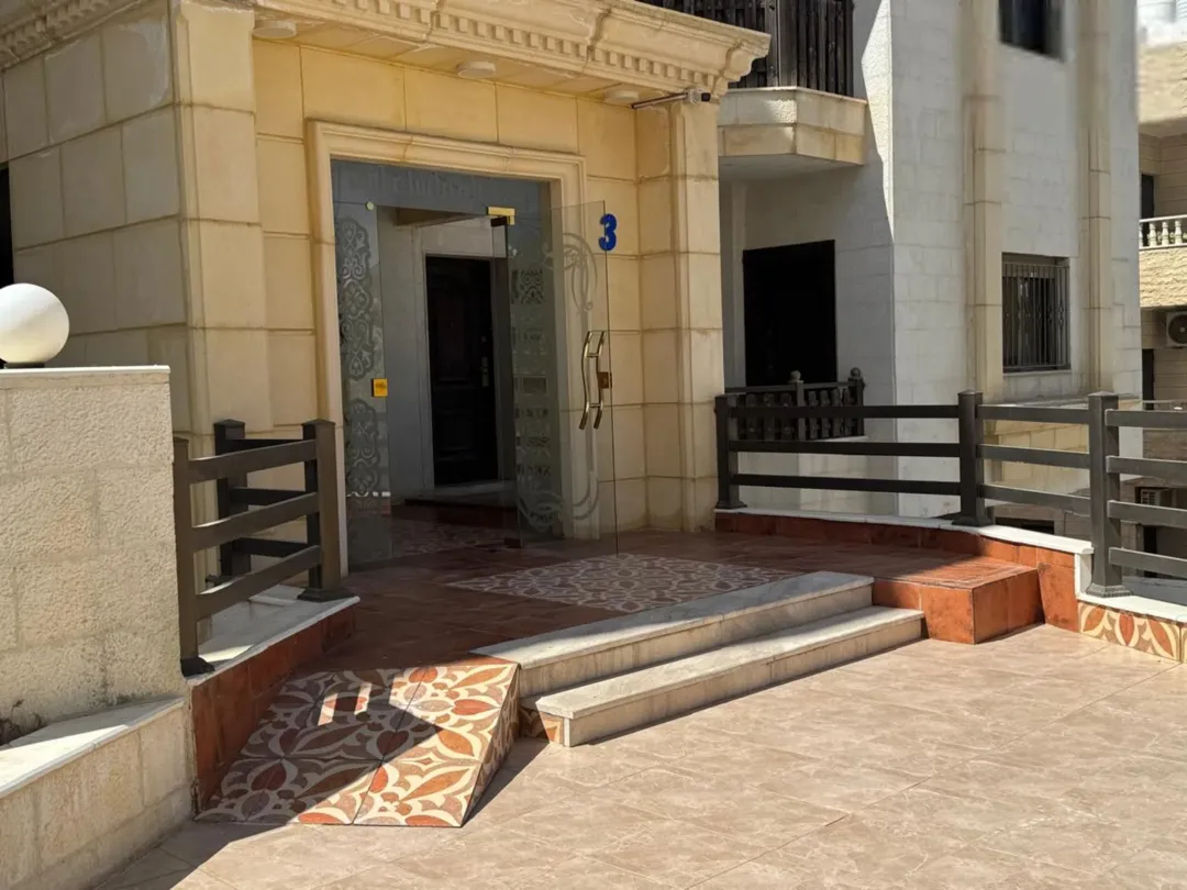 شقة للبيع في ضاحية الرشيد – طابق أرضي معلق بموقع مميز
