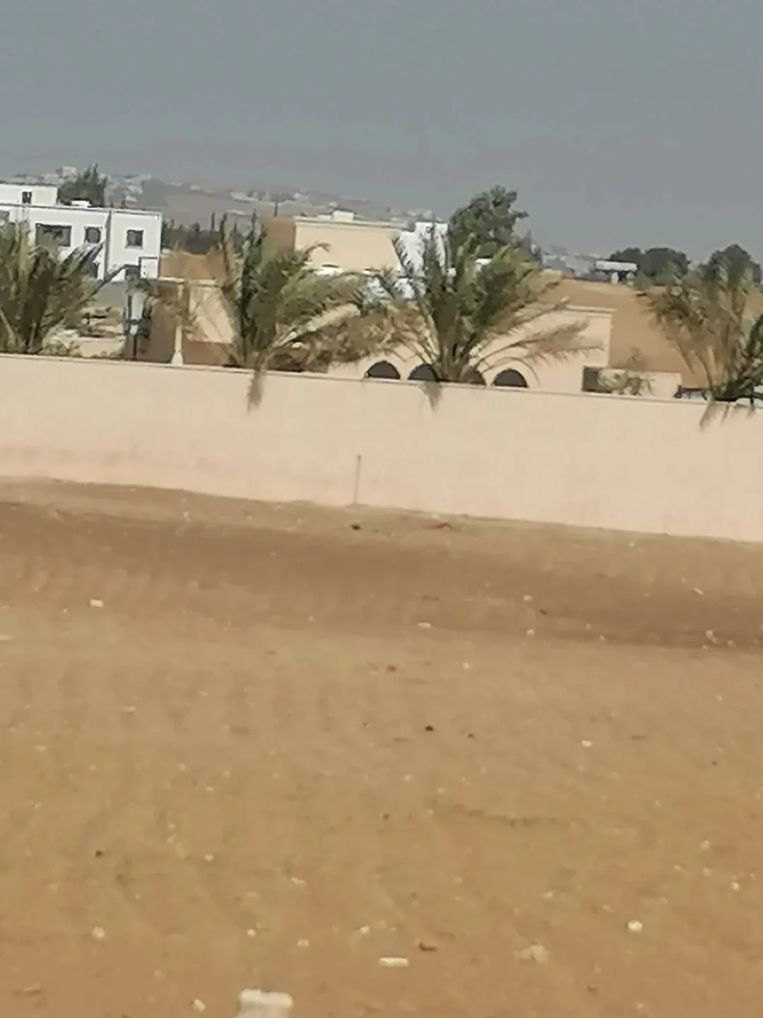 عده قطع في منجا بالقرب من الفلل
