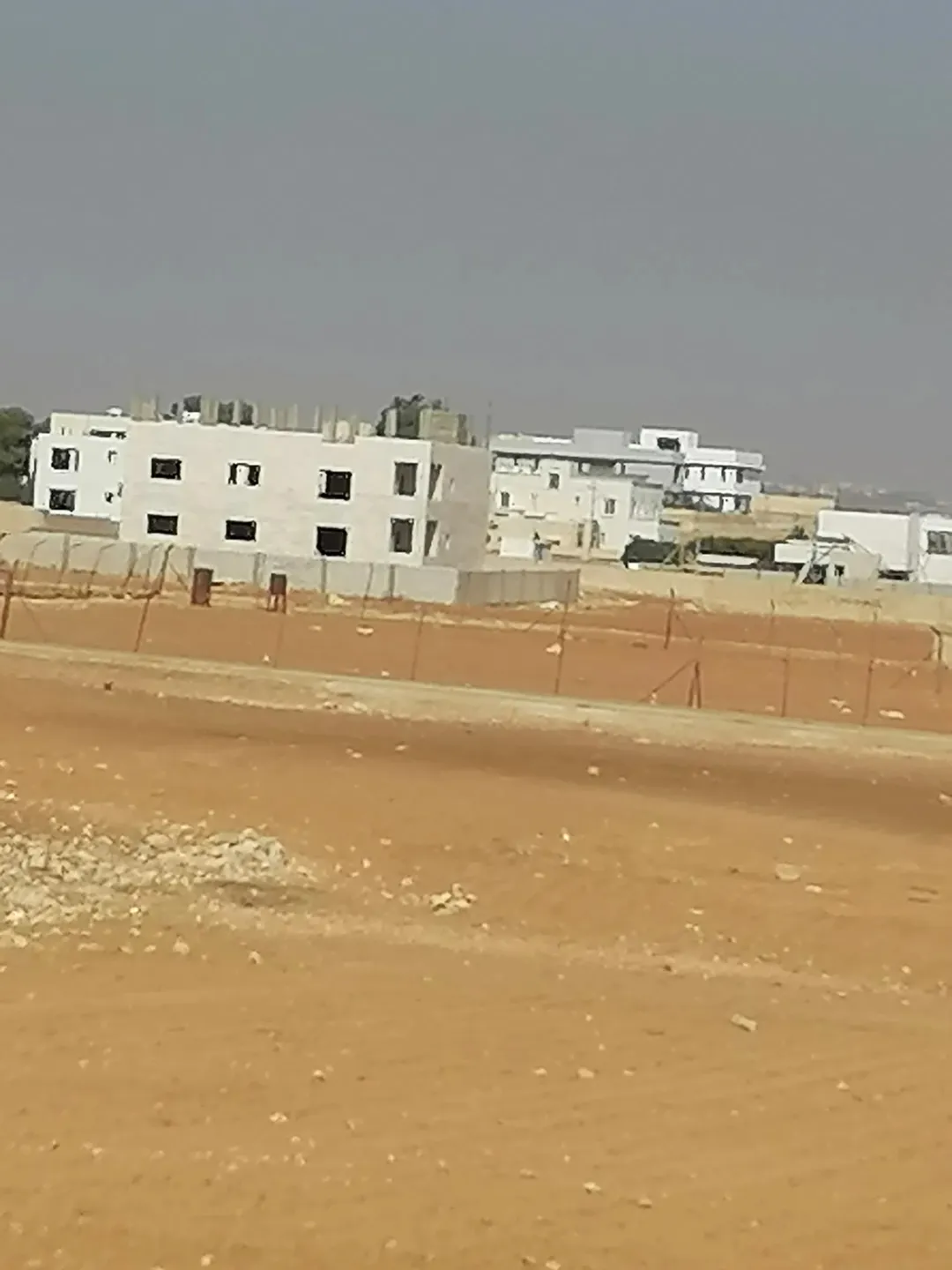 عده قطع في منجا بالقرب من الفلل