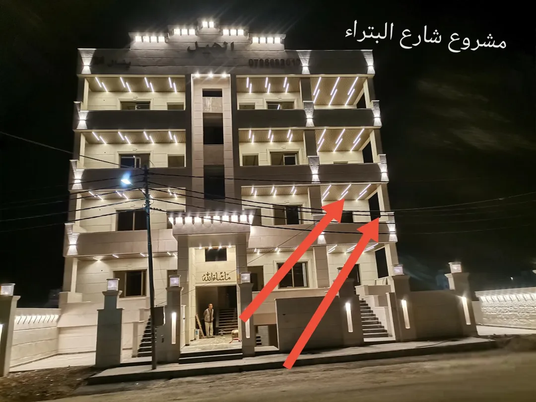 شقه فخمه اول فني للبيع على شارع البتراء مقابل بيت البن البرازيلي بالقرب من اربد مول قراند