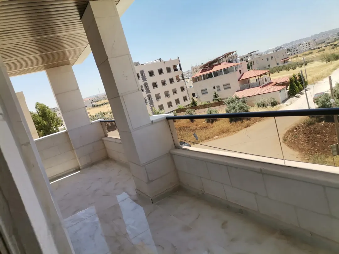 شقه فخمه اول فني للبيع على شارع البتراء مقابل بيت البن البرازيلي بالقرب من اربد مول قراند