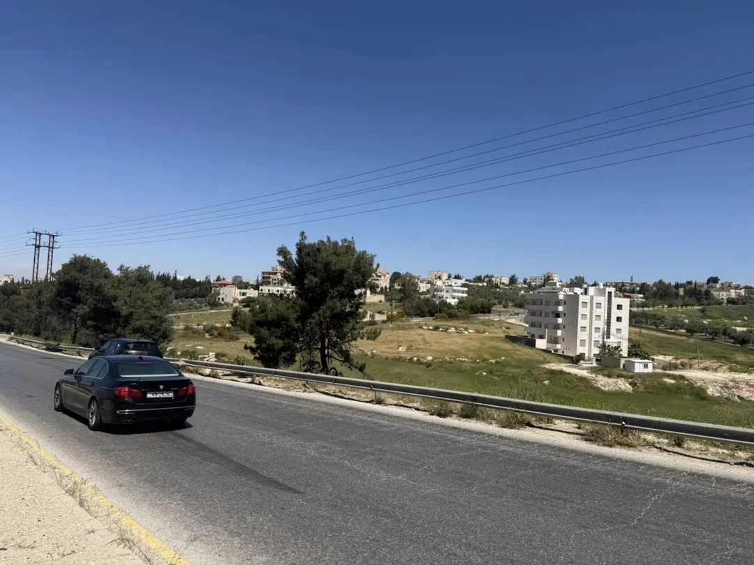 قطعة ارض سكنية (أ) مميزة (المساحة دونم)، ناعور طريق البحر الميت مقابل بيت العسل مباشرة