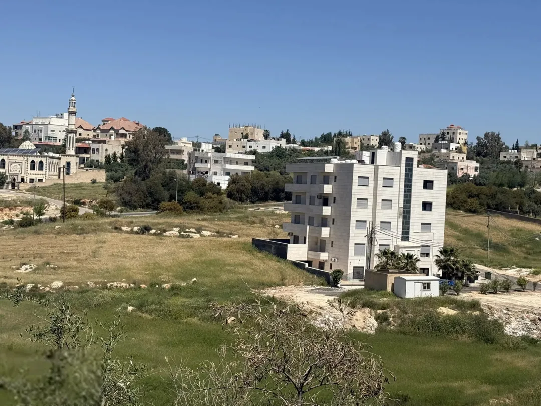 قطعة ارض سكنية (أ) مميزة (المساحة دونم)، ناعور طريق البحر الميت مقابل بيت العسل مباشرة