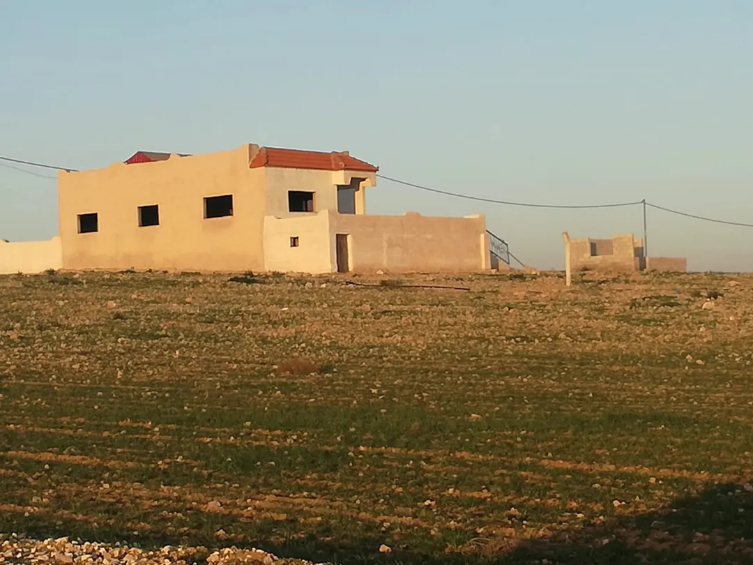 بيت مستقل للبيع في المفرق – البادية الشمالية الغربية مع أرض 4 دونمات