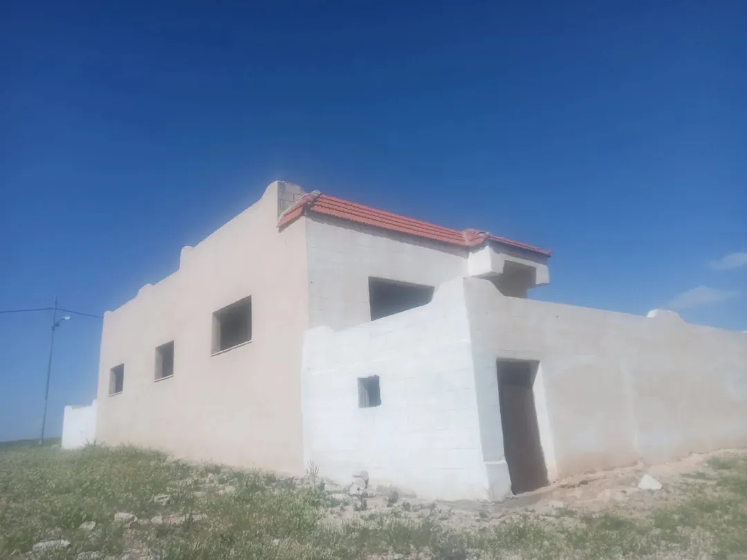 بيت مستقل للبيع في المفرق – البادية الشمالية الغربية مع أرض 4 دونمات