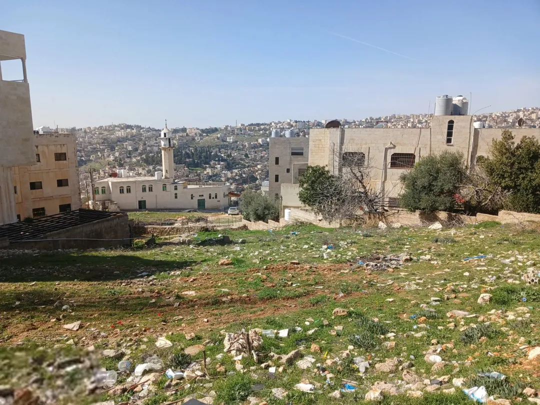 قطعة أرض فريدة تتميز بإطلالتها الخلابة ومناسبة لبناء فيلا أو منزل سكني بفضل وجود منسوب مرتفع للسلالم في منطقة هادئة