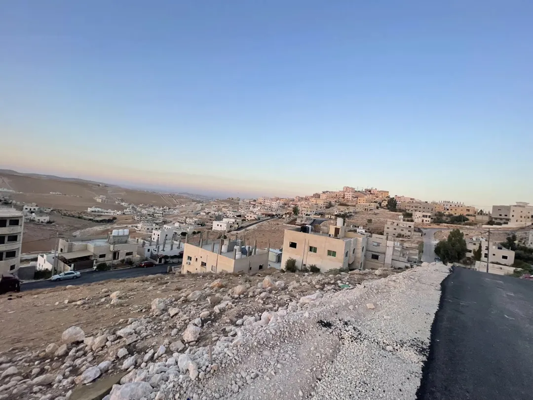 أرض سكنية في جريبا للبيع بسعر مغري مميزة إطلالة جميلة كامل الخدمات
