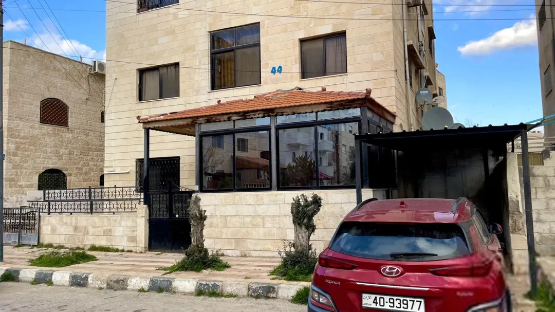 شقة بمساحة 170 متر طابق ارضي.. وجميع خدمات كاملة قريبة من البيت بسعر مغري للبيع