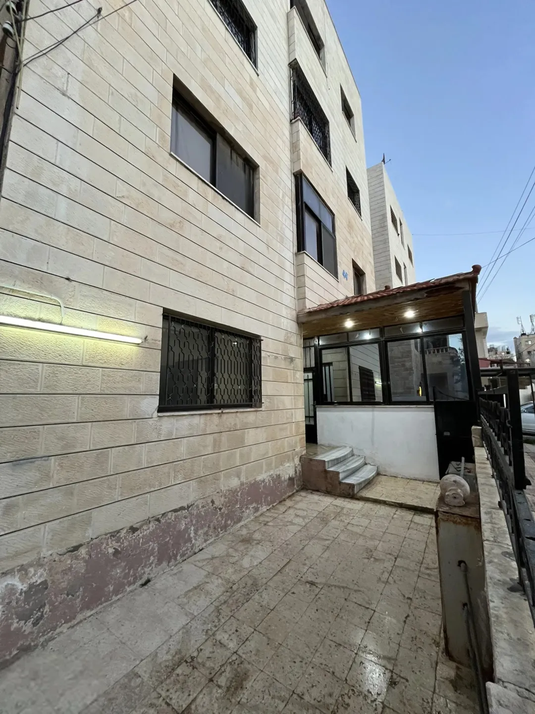 شقة بمساحة 170 متر طابق ارضي.. وجميع خدمات كاملة قريبة من البيت بسعر مغري للبيع