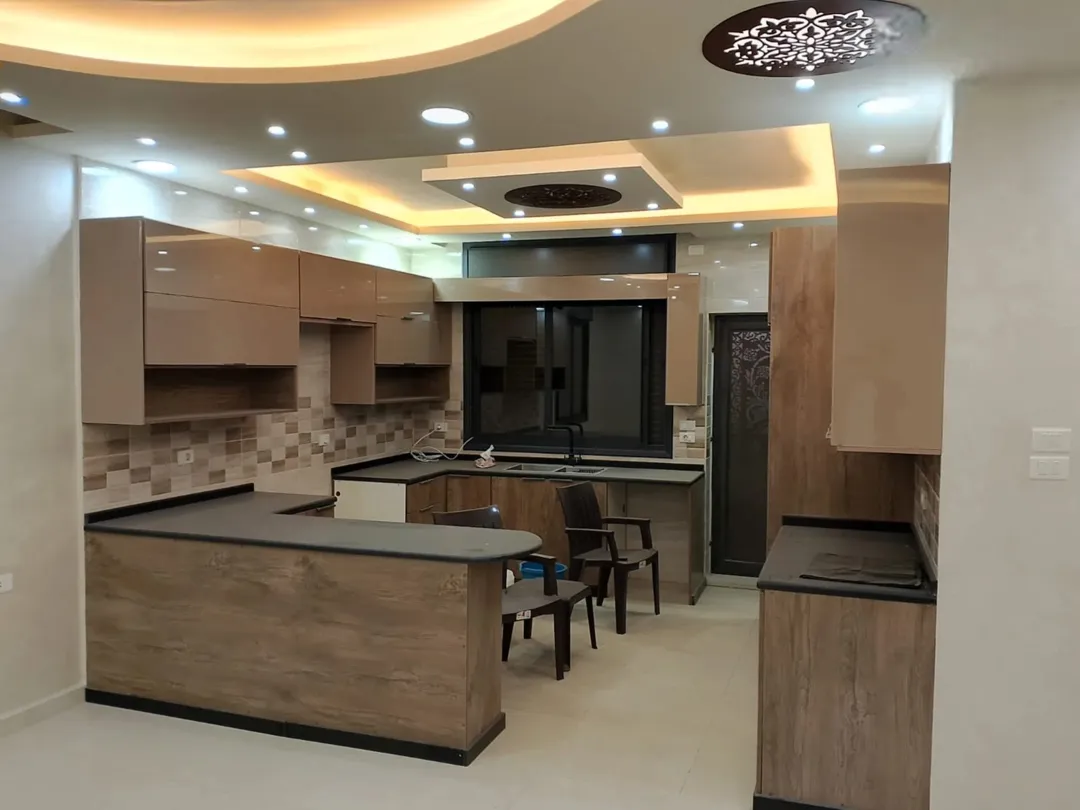 شقة جديده مساحتها 180 مطبخ راكب اشتراك كهرباء ومياه