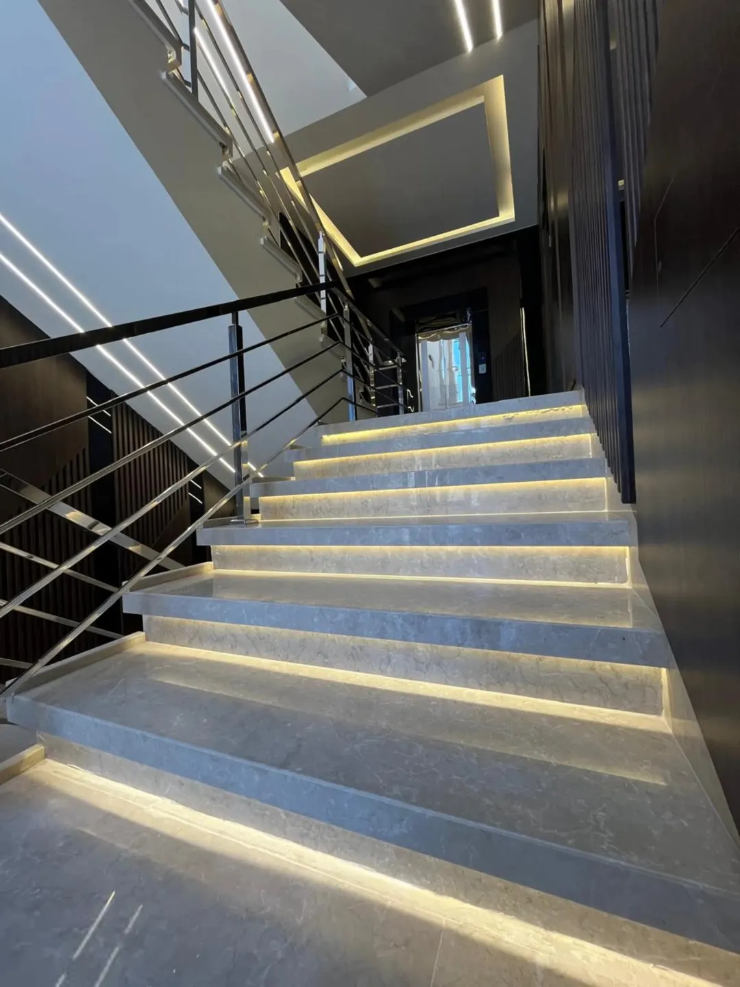 شقة فاخرة للبيع في ضاحية النخيل عمان بتشطيبات فندقية