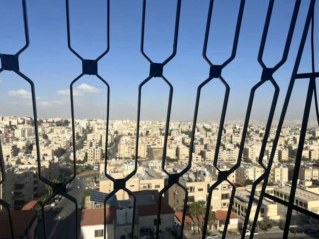 للبيع شقة واسعة في اعلى منطقة في عرجان: ثلاث غرف نوم+صاله+صالون+ 3 حمامات إطلالة بانورامية مع بلكونة