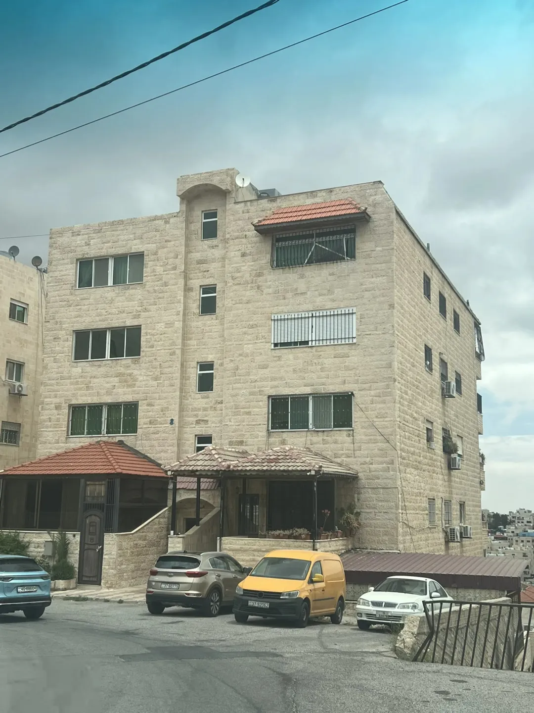 للبيع شقة واسعة في اعلى منطقة في عرجان: ثلاث غرف نوم+صاله+صالون+ 3 حمامات إطلالة بانورامية مع بلكونة