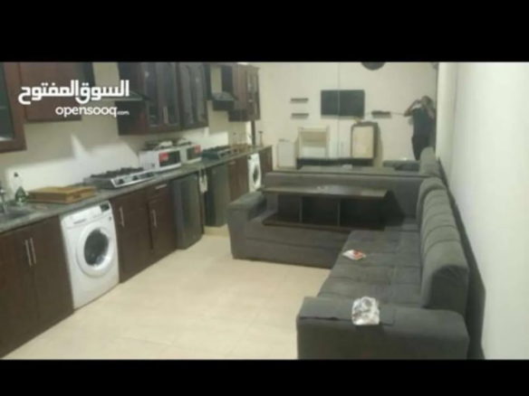 استديو شبه أرضي ساحر مع ترس للايجار في قلب الدوار الرابع مساحة مثالية مع غرفة جلوس أنيقة ومطبخ صغير مجهز وغرفة نوم منفصلة وحمام عصري – عمان الاردن