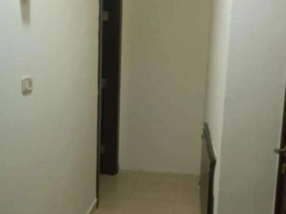استديو شبه أرضي ساحر مع ترس للايجار في قلب الدوار الرابع مساحة مثالية مع غرفة جلوس أنيقة ومطبخ صغير مجهز وغرفة نوم منفصلة وحمام عصري – عمان الاردن