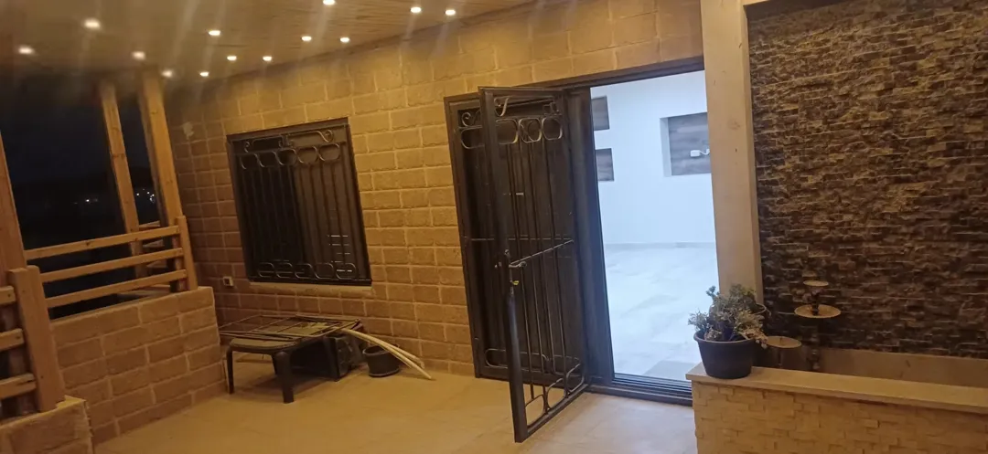 شقة ثالث مع روف للبيع