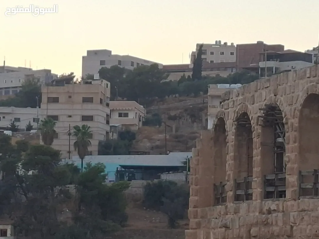 بالقرب من بوابه جرش الجنوبيه وقوس جرش وبالقرب من البازار السياحي – مباشره
