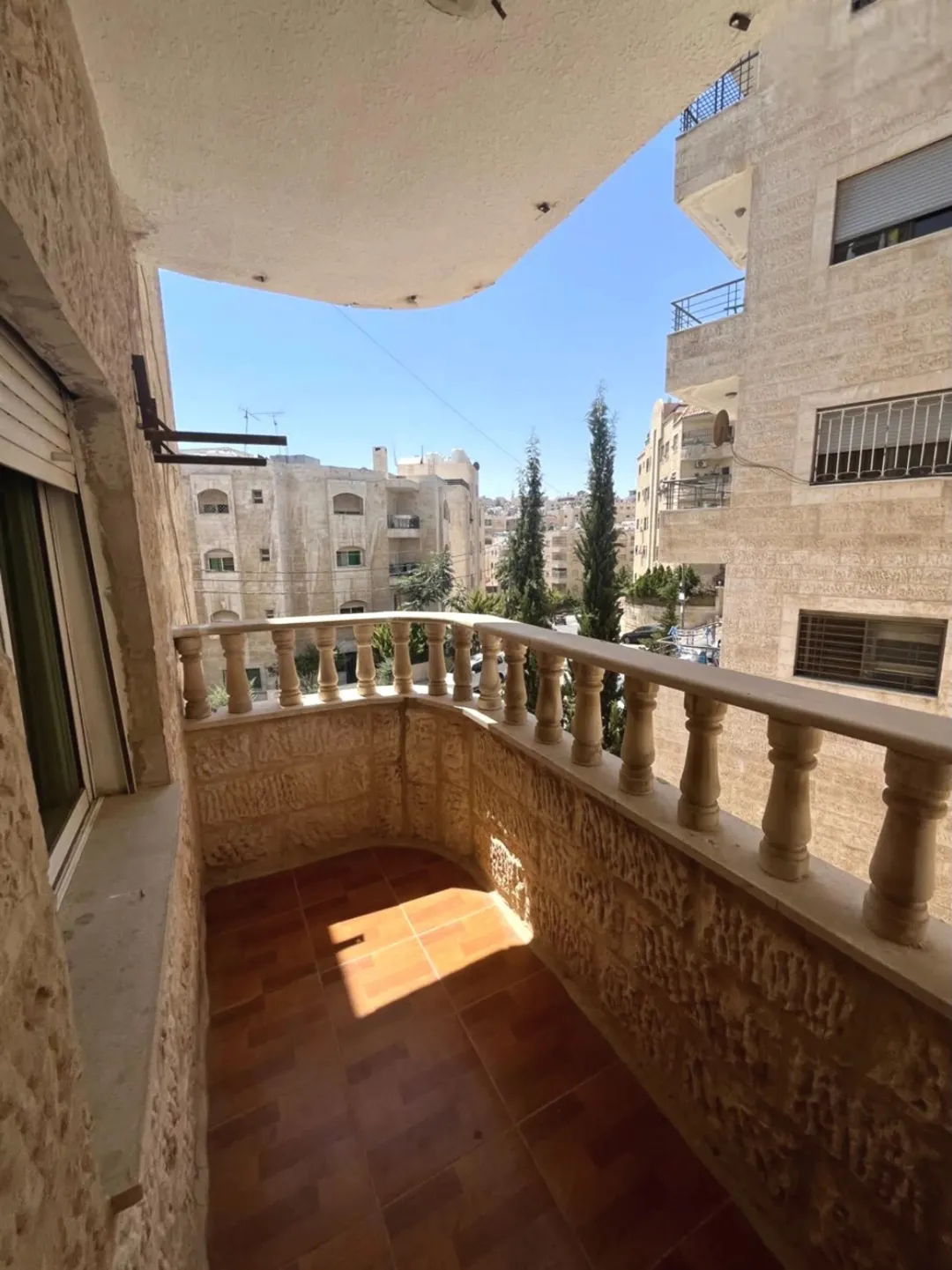 شقة واسعة ومميزة للبيع في عمان
