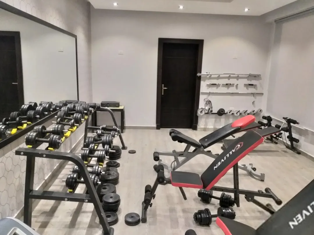 إيجار أسبوعي لشقة فاخرة مفروشة في دير غبار، عمان – مجمع سكني بخدمات متكاملة